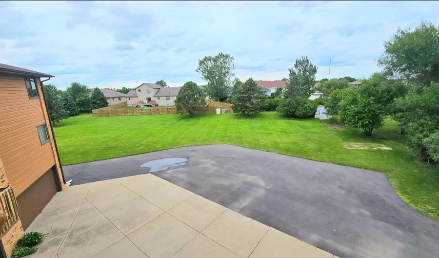 1015 CIRCLE Dr, Aberdeen, SD 57401 - 2 Beds, 2 Bath