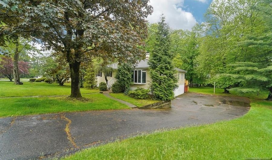 953 Franklin Tpke, Allendale, NJ 07401 - 4 Beds, 2 Bath