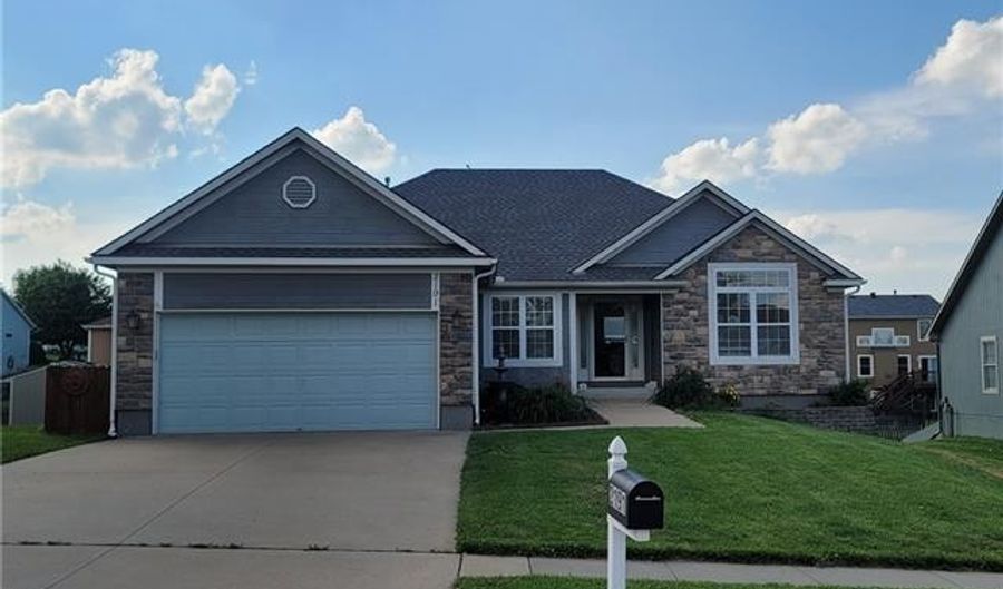 2191 Valley View Dr, Tonganoxie, KS 66086 - 3 Beds, 3 Bath