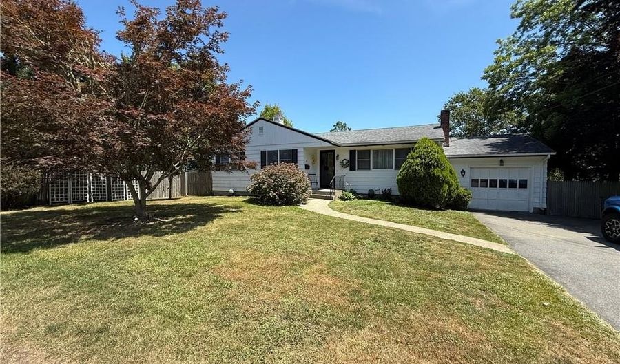 8 Mccormick Rd, Newport, RI 02840 - 4 Beds, 2 Bath