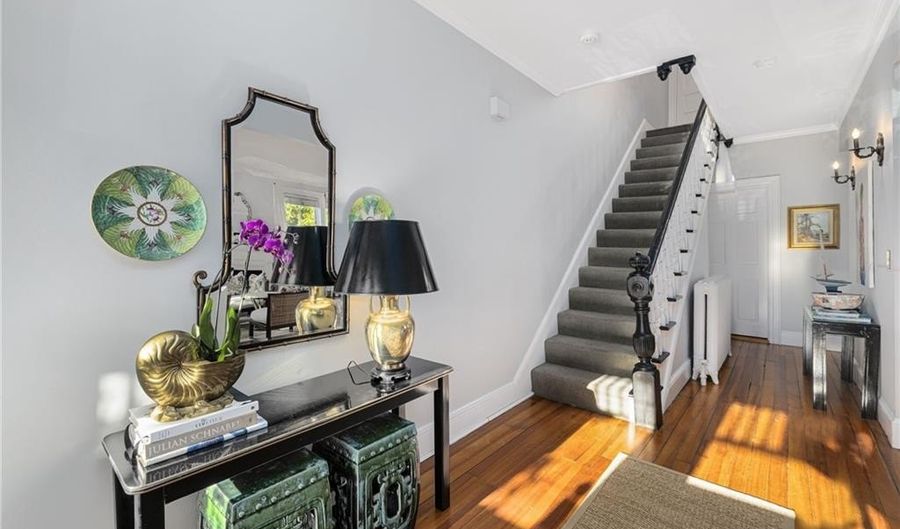 30 Bull St, Newport, RI 02840 - 3 Beds, 2 Bath