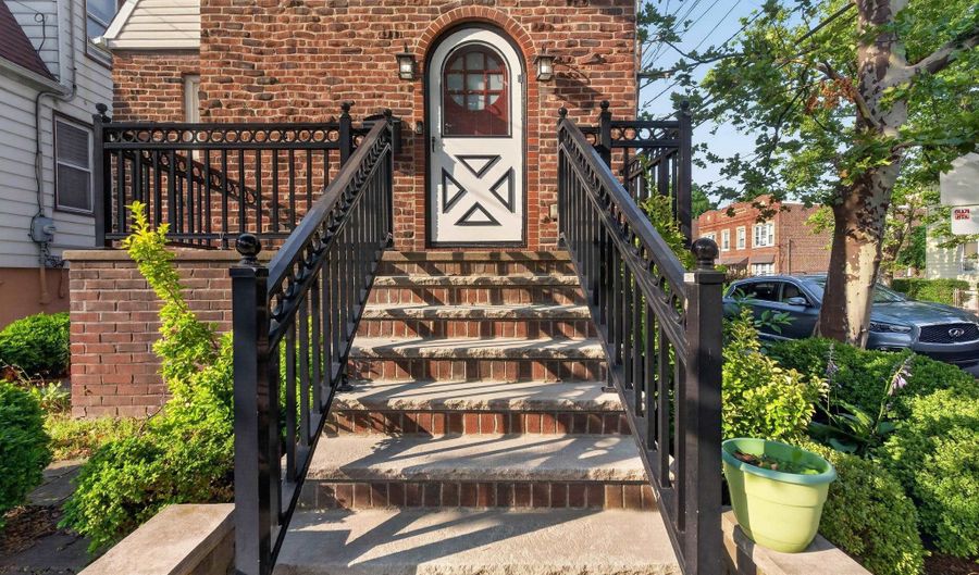 111 W 57TH St, Bayonne, NJ 07002 - 3 Beds, 2 Bath