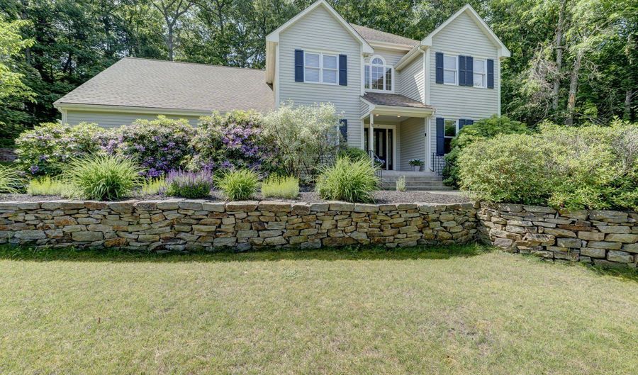 11 Lexington Rd, Avon, CT 06001 - 4 Beds, 3 Bath