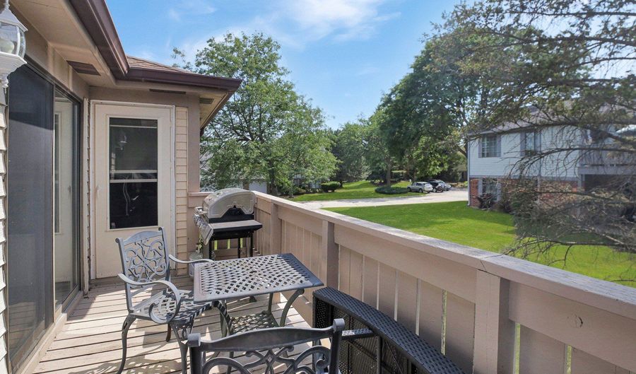 1511 W Pheasant Trail Ln 2, Arlington Heights, IL 60004 - 2 Beds, 2 Bath