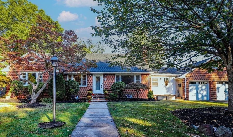 82 Kempson Pl, Metuchen, NJ 08840 - 4 Beds, 3 Bath