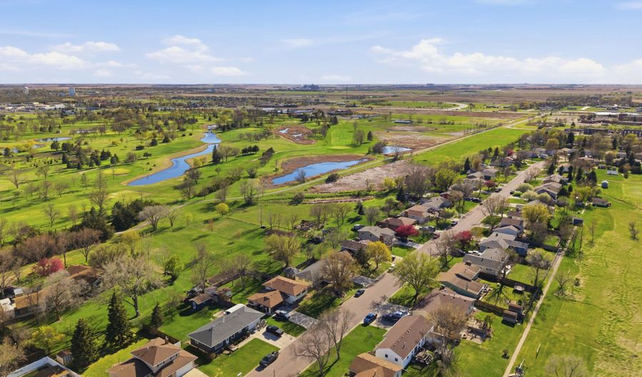 626 Willow Dr, Aberdeen, SD 57401 - 4 Beds, 3 Bath
