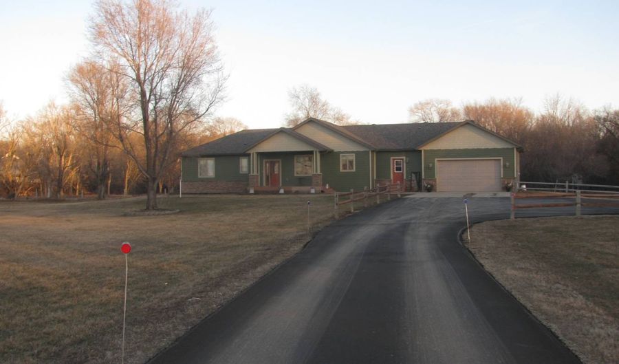 210 Track Ave, Milbank, SD 57252 - 4 Beds, 4 Bath