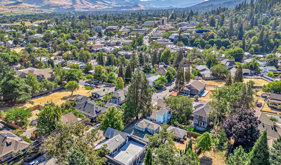 117 High St, Ashland, OR 97520 - 3 Beds, 2 Bath