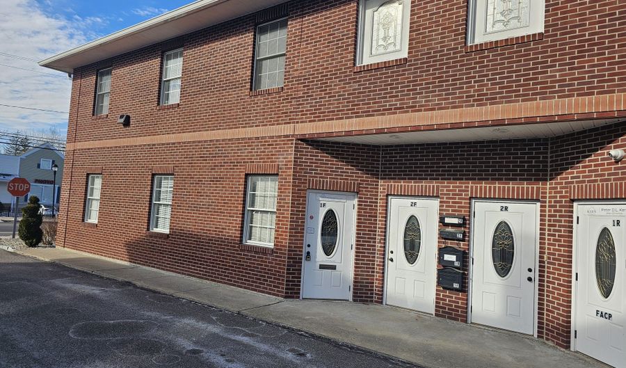 979 Farmington Ave 1F, Berlin, CT 06037 - 0 Beds, 0 Bath