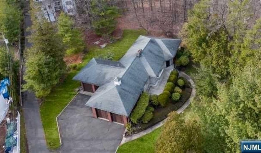 35 Old Dock Rd, Alpine, NJ 07620 - 3 Beds, 3 Bath
