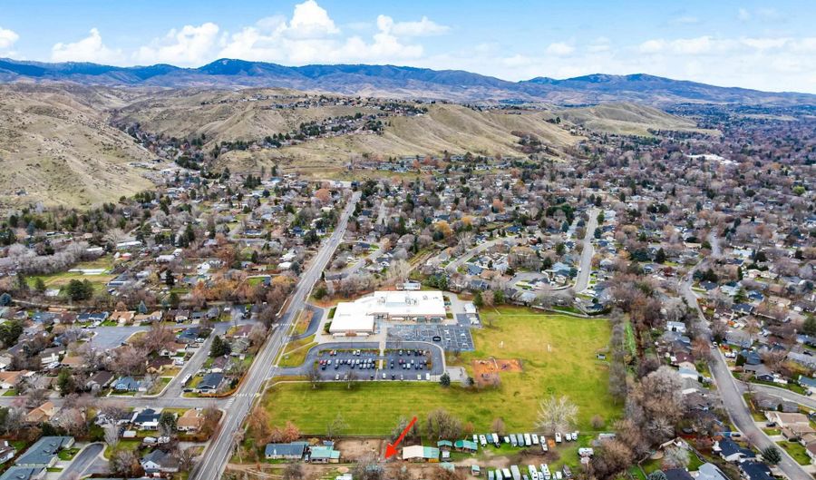 5603 W Castle Dr, Boise, ID 83703 - 3 Beds, 2 Bath