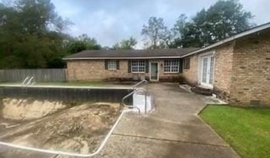 1354 W TENTH St, Bogalusa, LA 70427 - 3 Beds, 2 Bath