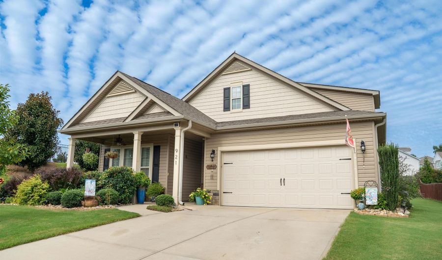 921 Deepwood Ct, Boiling Springs, SC 29316 - 3 Beds, 3 Bath