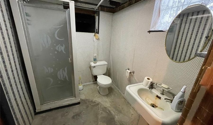 809 Logan St, Alton, IL 62002 - 1 Beds, 2 Bath