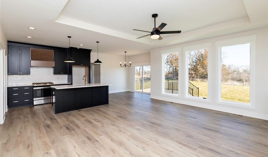 733 17th Ave SE, Altoona, IA 50009 - 5 Beds, 3 Bath
