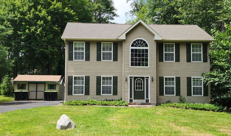 107 Birchwood Rd, Blakeslee, PA 18610 - 4 Beds, 3 Bath