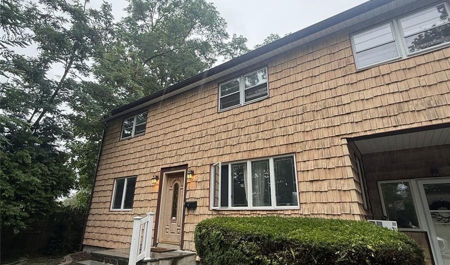 99 Searingtown Rd 2nd Fl, Albertson, NY 11507 - 3 Beds, 1 Bath