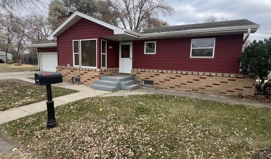 634 S Wells St, Aberdeen, SD 57401 - 4 Beds, 3 Bath