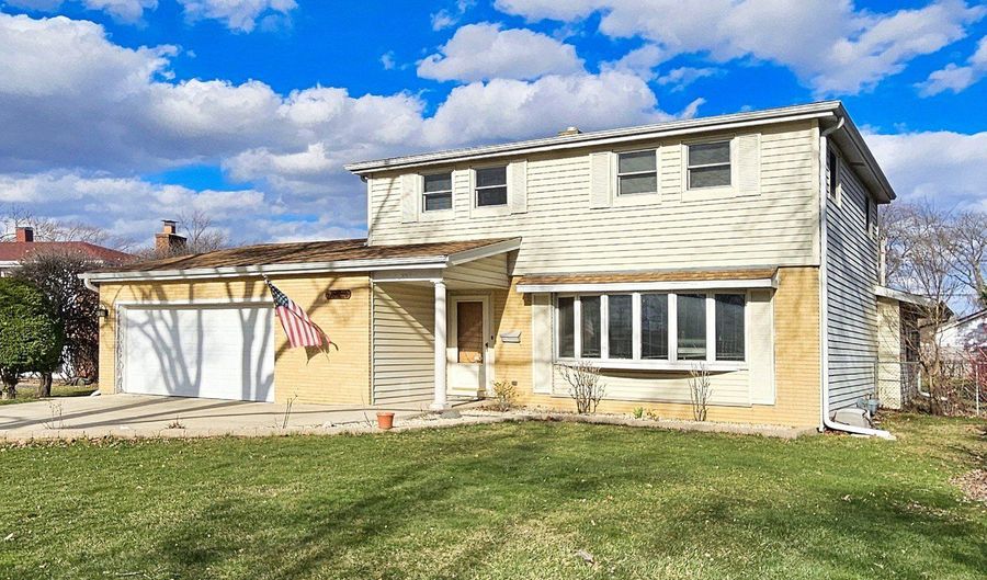 357 N PIONEER Dr, Addison, IL 60101 - 4 Beds, 2 Bath