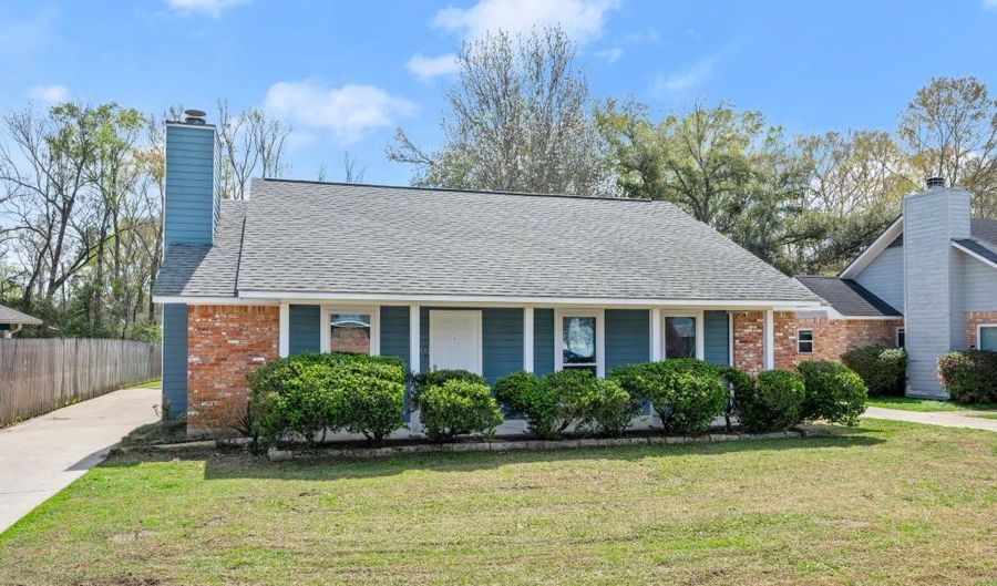 17424 Roble Ave, Greenwell Springs, LA 70739 - 3 Beds, 2 Bath