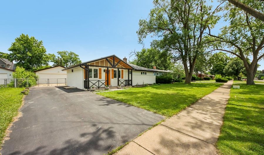 1425 N Wilke Rd, Arlington Heights, IL 60004 - 3 Beds, 2 Bath