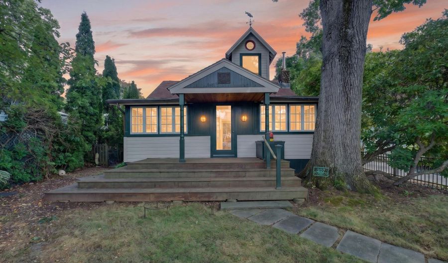 207 Pawson Rd, Branford, CT 06405 - 3 Beds, 1 Bath