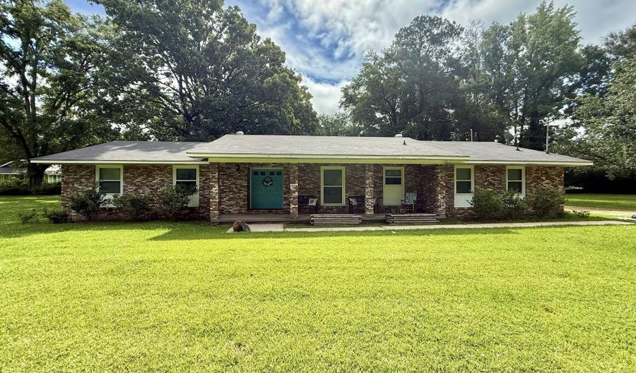 1404 N Jackson St, Brookhaven, MS 39601 - 3 Beds, 3 Bath