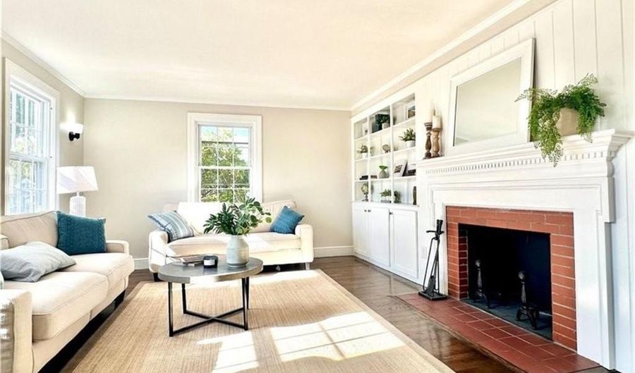 426 Metacom Ave 1, Bristol, RI 02809 - 2 Beds, 1 Bath