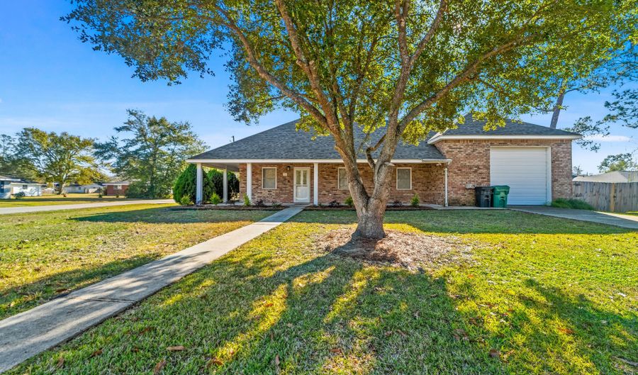 200 8th St, Bay St. Louis, MS 39520 - 3 Beds, 2 Bath