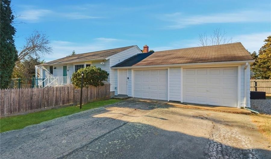 382 Beavertail Rd, Jamestown, RI 02835 - 2 Beds, 2 Bath