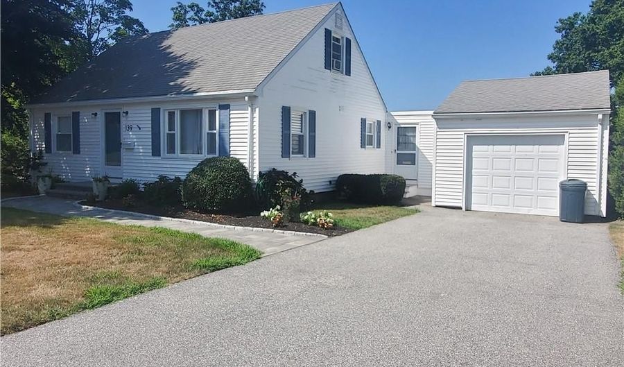 139 Coggeshall Ave, Newport, RI 02840 - 4 Beds, 1 Bath