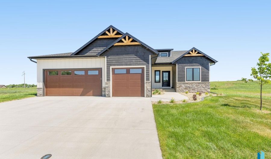 2516 E Chestnut Trl, Brandon, SD 57005 - 5 Beds, 3 Bath