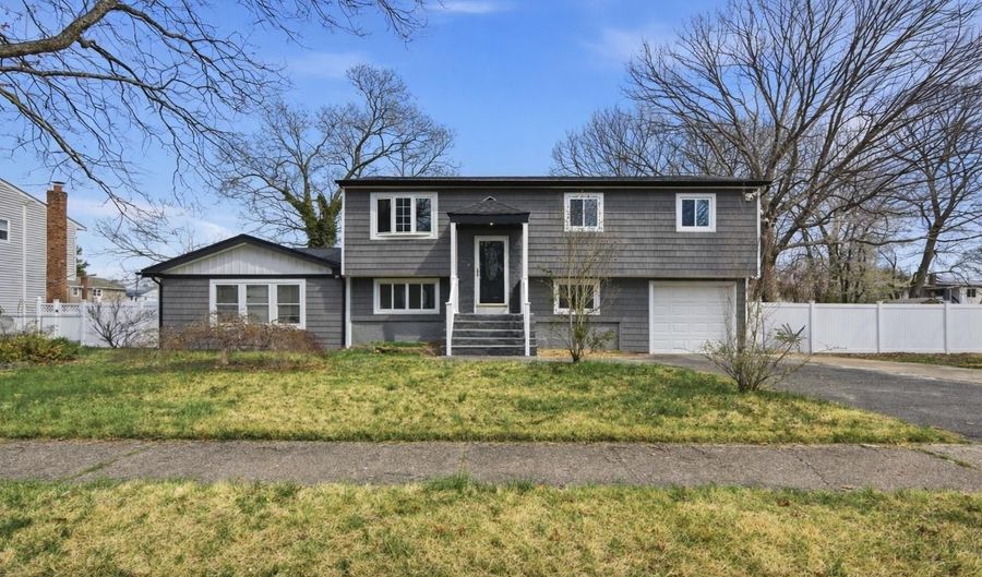 41 Madison Ave, Amityville, NY 11701 - 7 Beds, 2 Bath