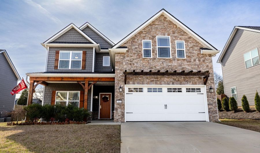 1029 Aspen Glen Dr, Alcoa, TN 37701 - 4 Beds, 3 Bath