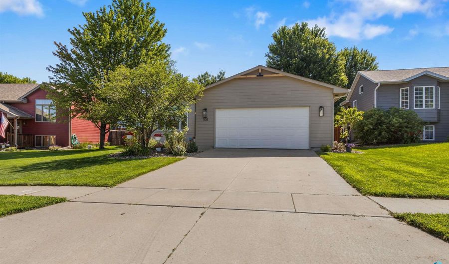 708 S 6th Ave, Brandon, SD 57005 - 4 Beds, 2 Bath