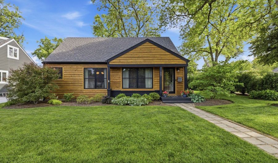 607 E Frederick St, Arlington Heights, IL 60004 - 3 Beds, 2 Bath