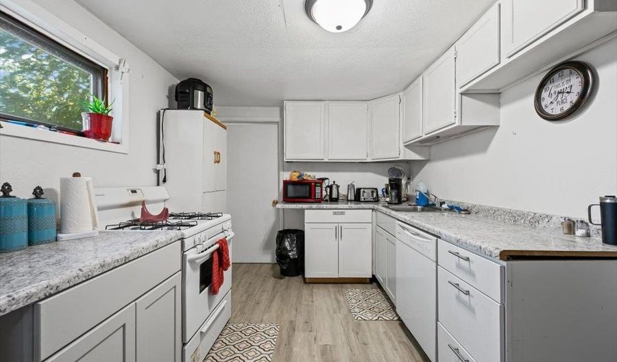 206 6th Ave, Belle Fourche, SD 57717 - 3 Beds, 1 Bath