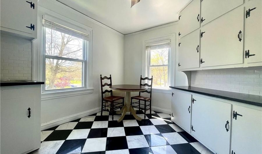 45 Woodlawn Ave 3, Bristol, RI 02809 - 2 Beds, 1 Bath