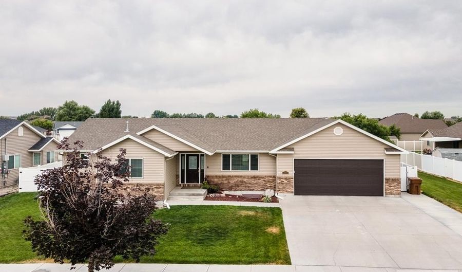 1314 Jena Dr, Chubbuck, ID 83202 - 5 Beds, 3 Bath