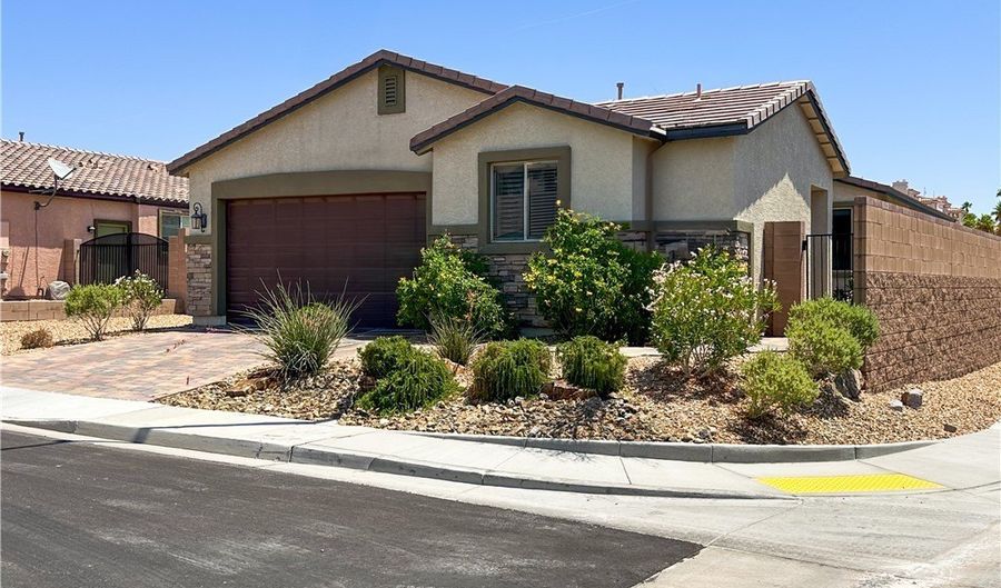 2772 Brinkley Manor St, Laughlin, NV 89029 - 4 Beds, 3 Bath