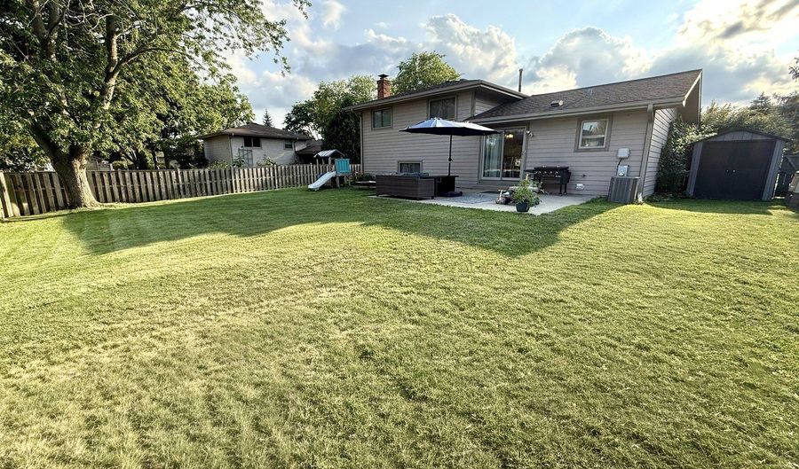 3851 N GALENA Ct, Arlington Heights, IL 60004 - 3 Beds, 2 Bath