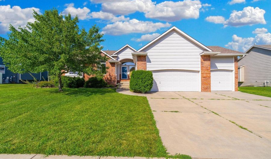 1421 N Lakeside Dr, Andover, KS 67002 - 5 Beds, 3 Bath