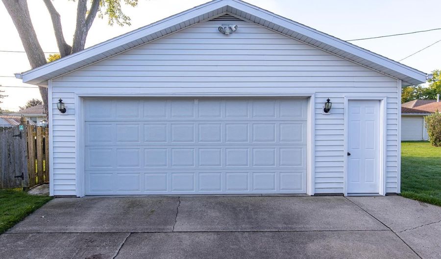 1717 E LINDBERGH St, Appleton, WI 54911 - 4 Beds, 2 Bath
