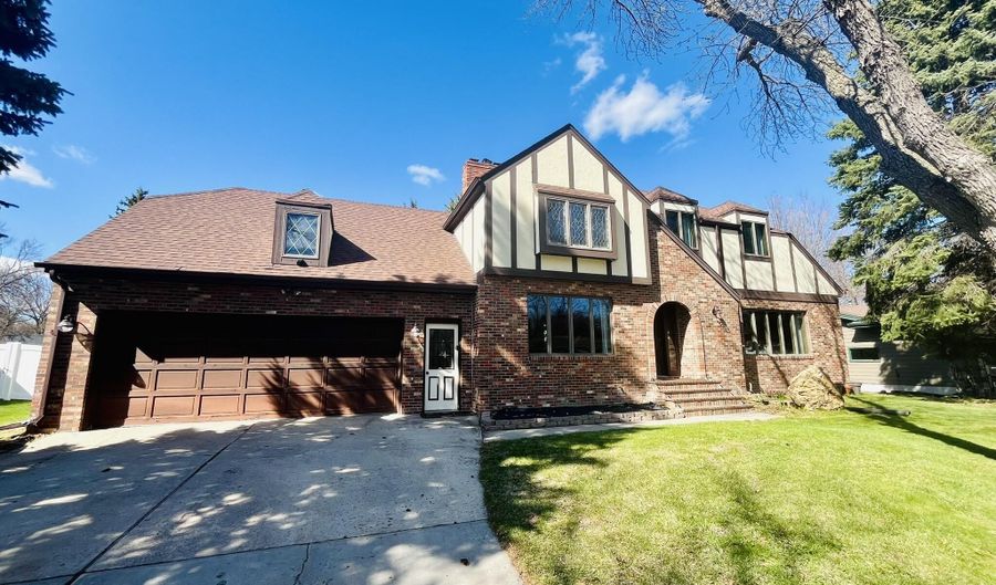 407 NE 17th Ave, Aberdeen, SD 57401 - 5 Beds, 4 Bath