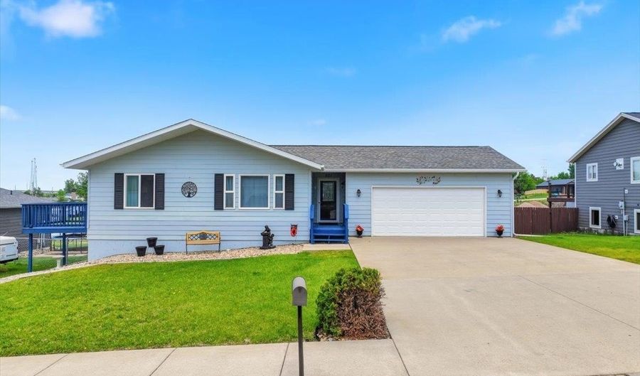 821 Ridgeview, Belle Fourche, SD 57717 - 5 Beds, 2 Bath