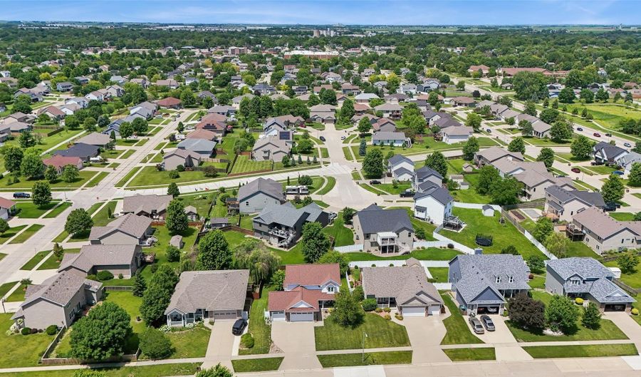 237 19th St SW, Altoona, IA 50009 - 4 Beds, 4 Bath