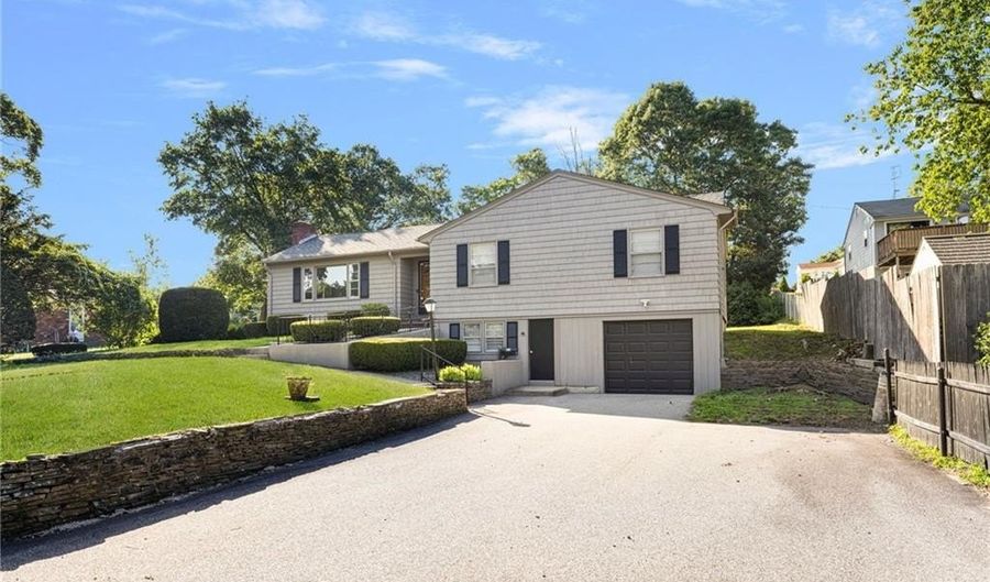 83 FESSENDEN St, Warwick, RI 02886 - 3 Beds, 2 Bath