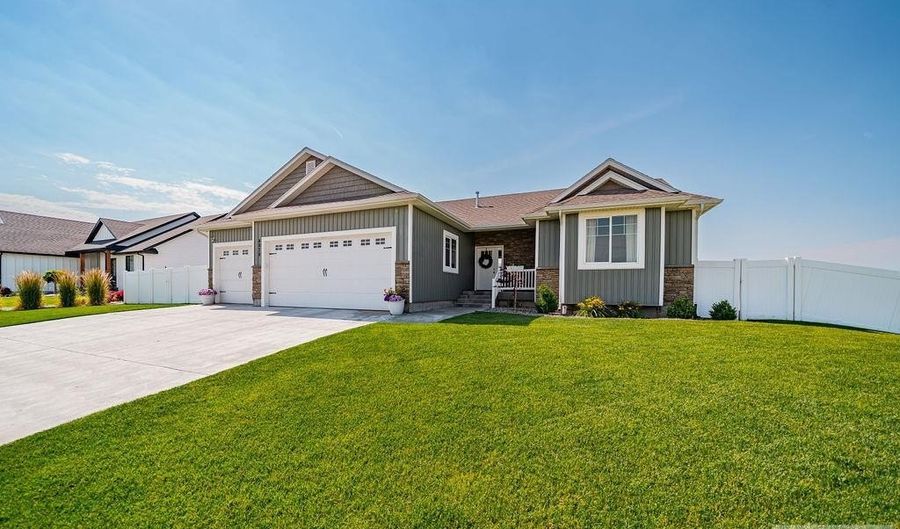4878 Torcello Dr, Ammon, ID 83406 - 5 Beds, 3 Bath
