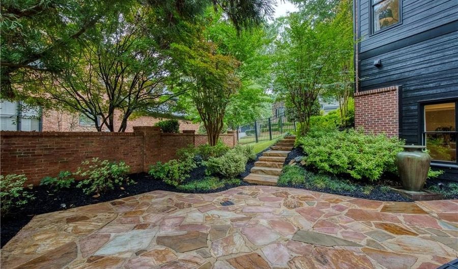 2975 Woodvale Ct, Alpharetta, GA 30022 - 6 Beds, 5 Bath