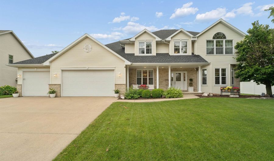 208 E APPLE CREEK Rd, Appleton, WI 54913 - 4 Beds, 3 Bath